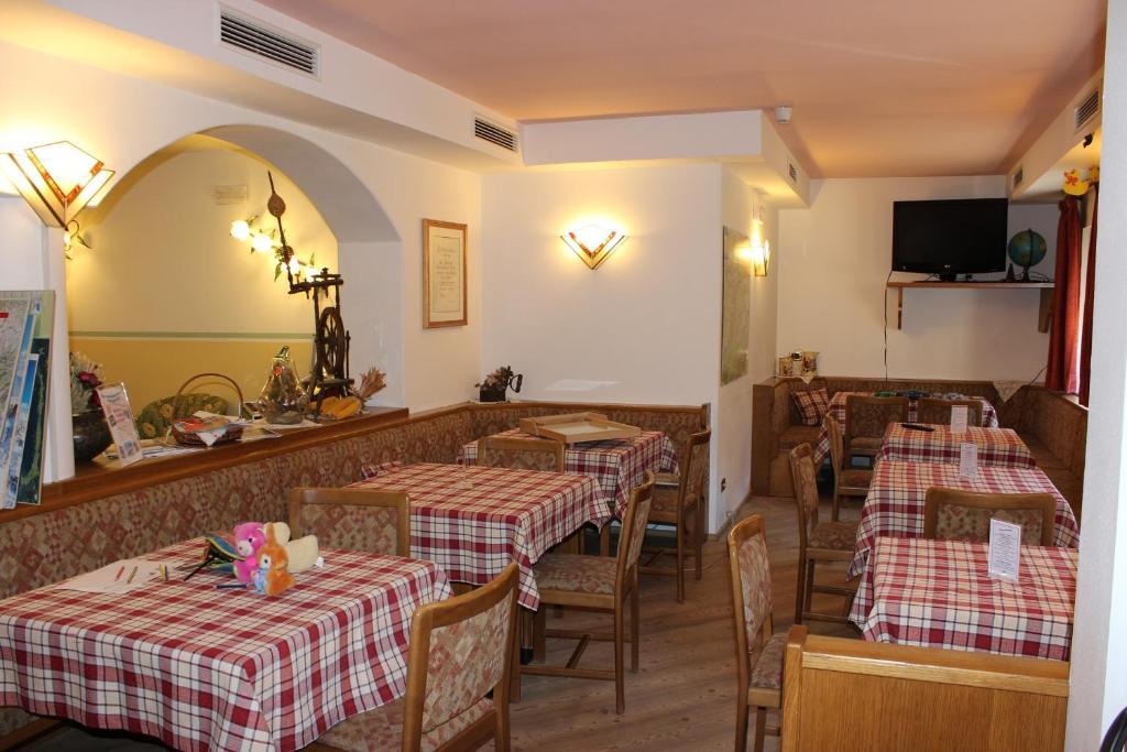 Hotel Rosalpina Soraga Bagian luar foto